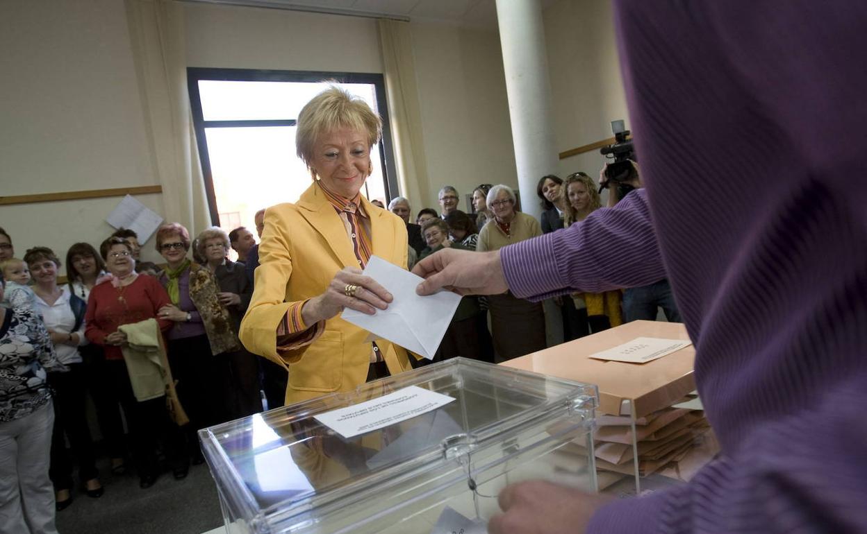 Teresa Fernández de la Vega, votando en Beneixida, en 2007 