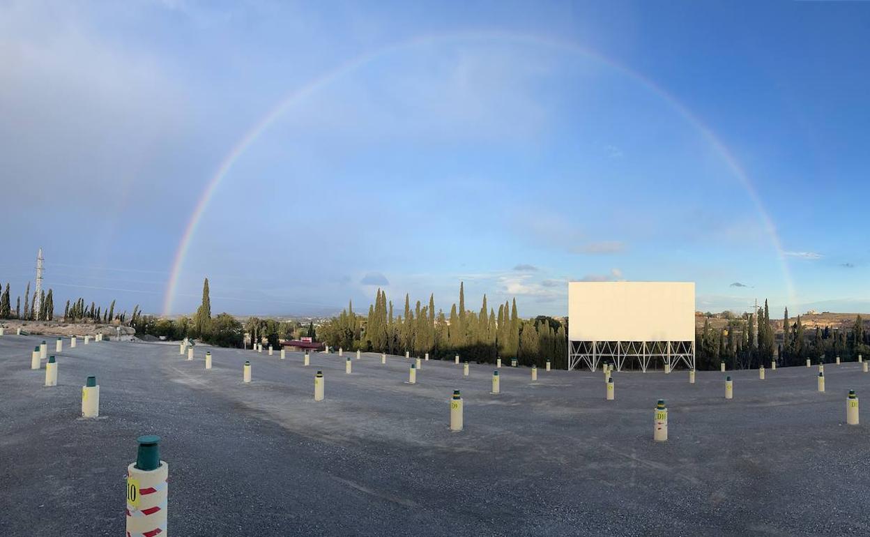 La zona de aparcamiento del autocine El Sur, situado en Mutxamel, que regenta Germán Martínez.