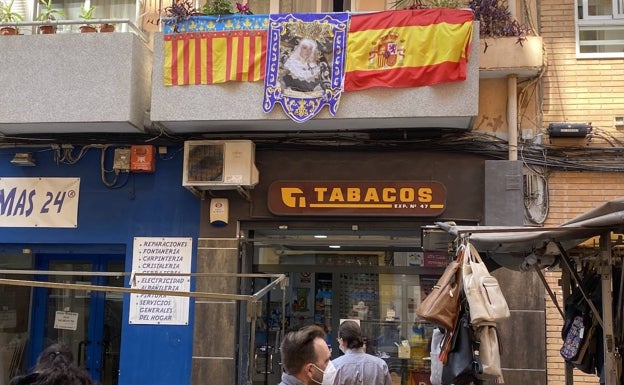 Imagen principal - Balcones con imágenes en la calle Justo Vilar, calle del Rosario y Pintor Ferrandis. 