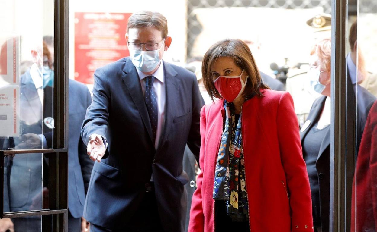 La ministra de Defensa, Margarita Robles , junto al president Ximo Puig, a su llegada al Palau este jueves.