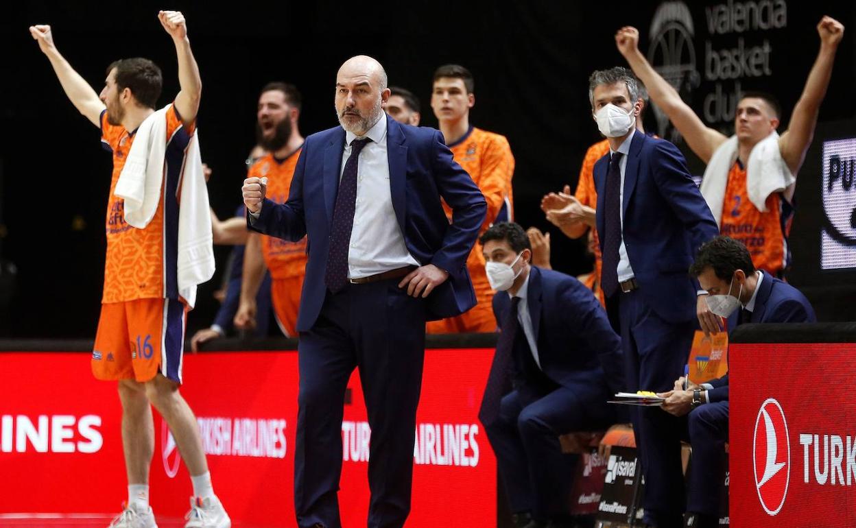 Jaume Ponsarnau celebra junto al banquillo