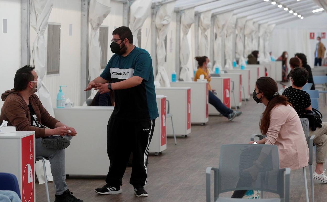 Vacunación de personal docente en el hospital de campaña de La Fe antes de la paralización.