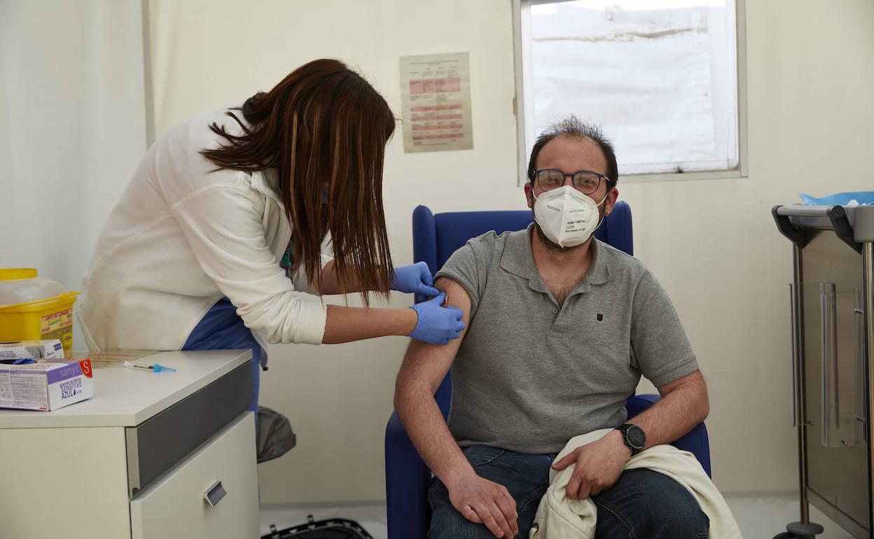 Vacunación de docentes en el hospital de campaña de Valencia.