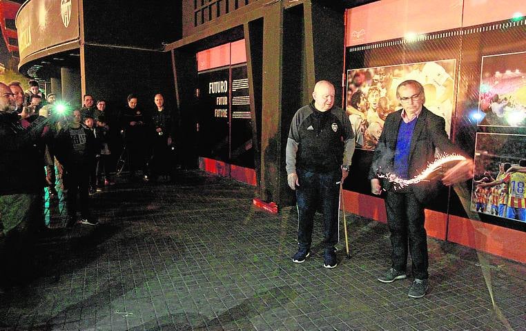 Forment (i) junto a Javier Iranzo (d), en las puertas de Mestalla en 2019, ante un centenar de personas.