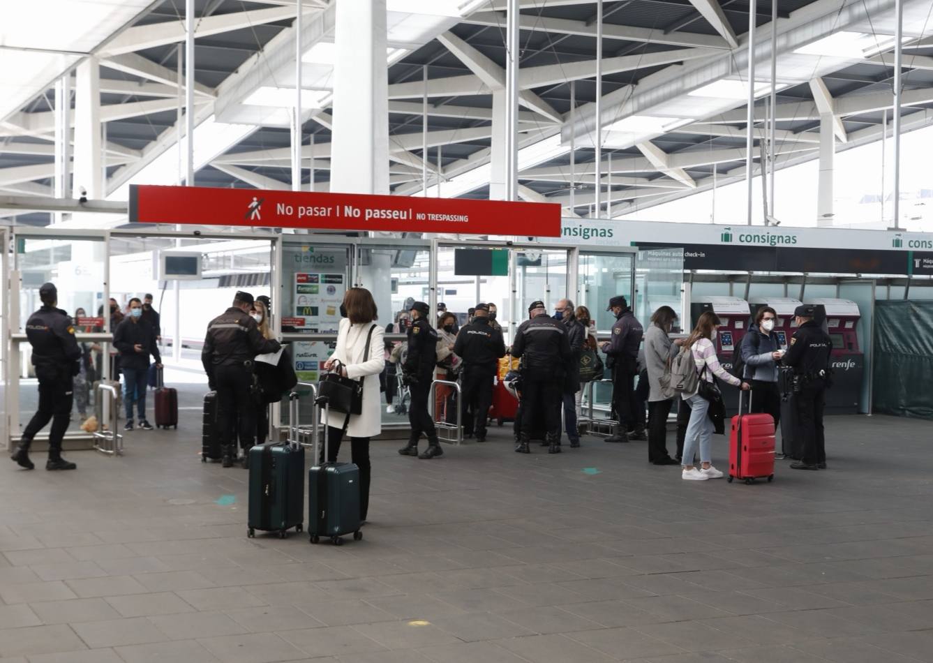 Los agentes vigilan carreteras, estaciones y aeropuertos en la Comunitat Valenciana para garantizar que se cumplen las medidas impuestas por el Ministerio de Sanidad