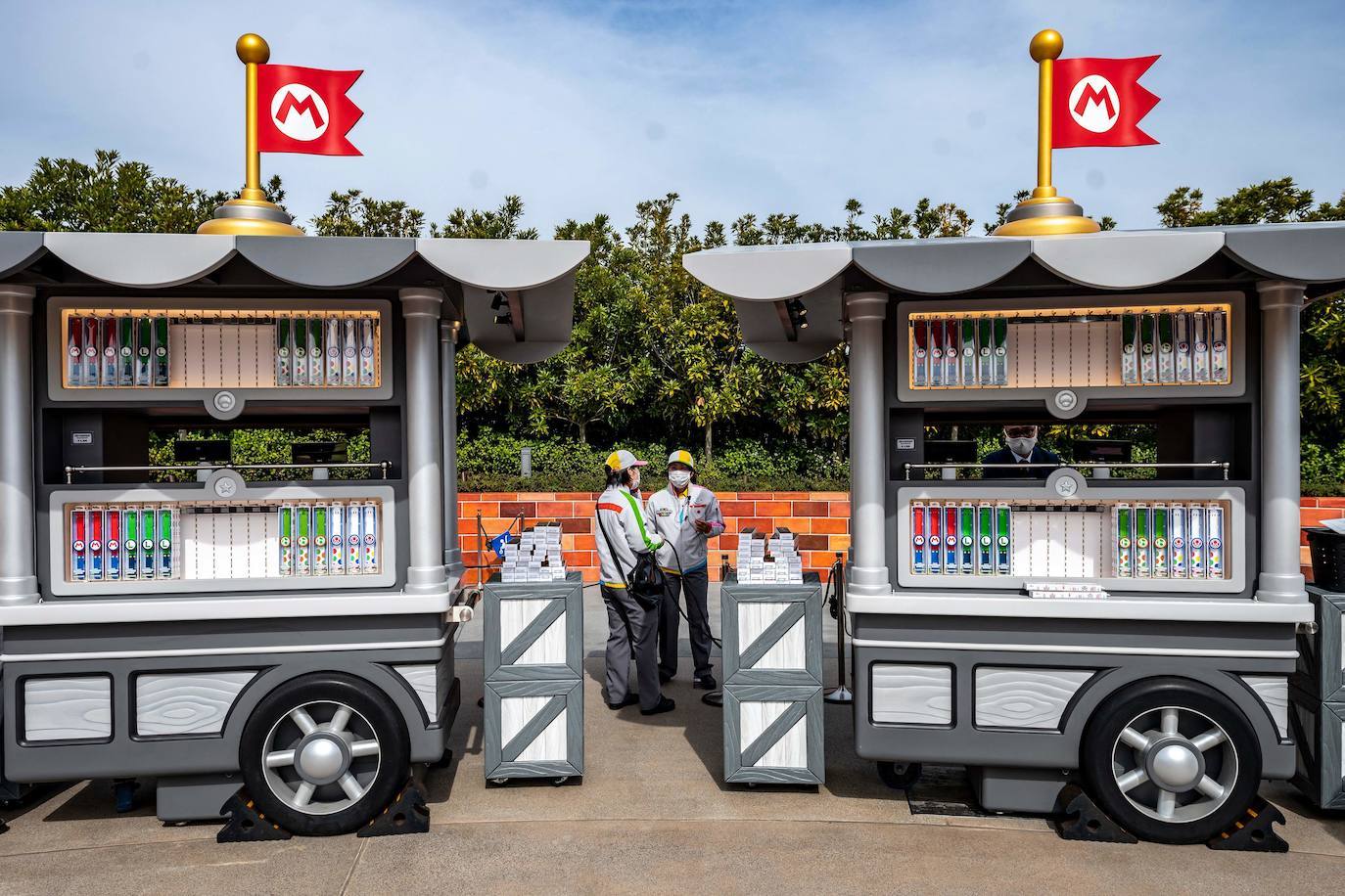 El mundo de Super Mario se vuelve realidad con el nuevo parque de atracciones Super Nintendo World, que abrió sus puertas el pasado 18 de marzo en Osaka (Japón). Con sus decorados en atracciones, edificios y actividades, el parque temático de Nintendo permite a sus visitantes trasladarse por completo dentro del popular videojuego. 