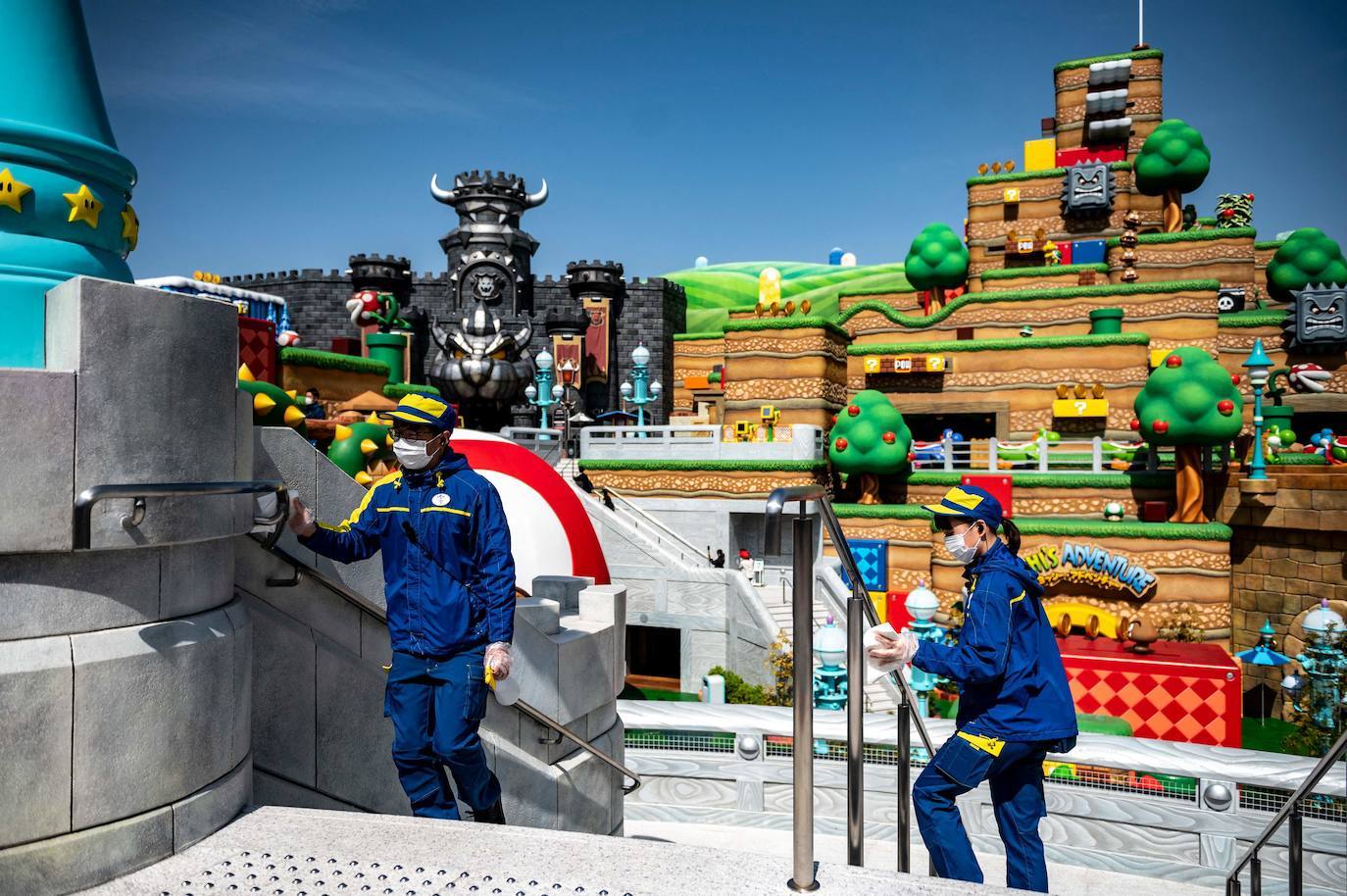 El mundo de Super Mario se vuelve realidad con el nuevo parque de atracciones Super Nintendo World, que abrió sus puertas el pasado 18 de marzo en Osaka (Japón). Con sus decorados en atracciones, edificios y actividades, el parque temático de Nintendo permite a sus visitantes trasladarse por completo dentro del popular videojuego. 