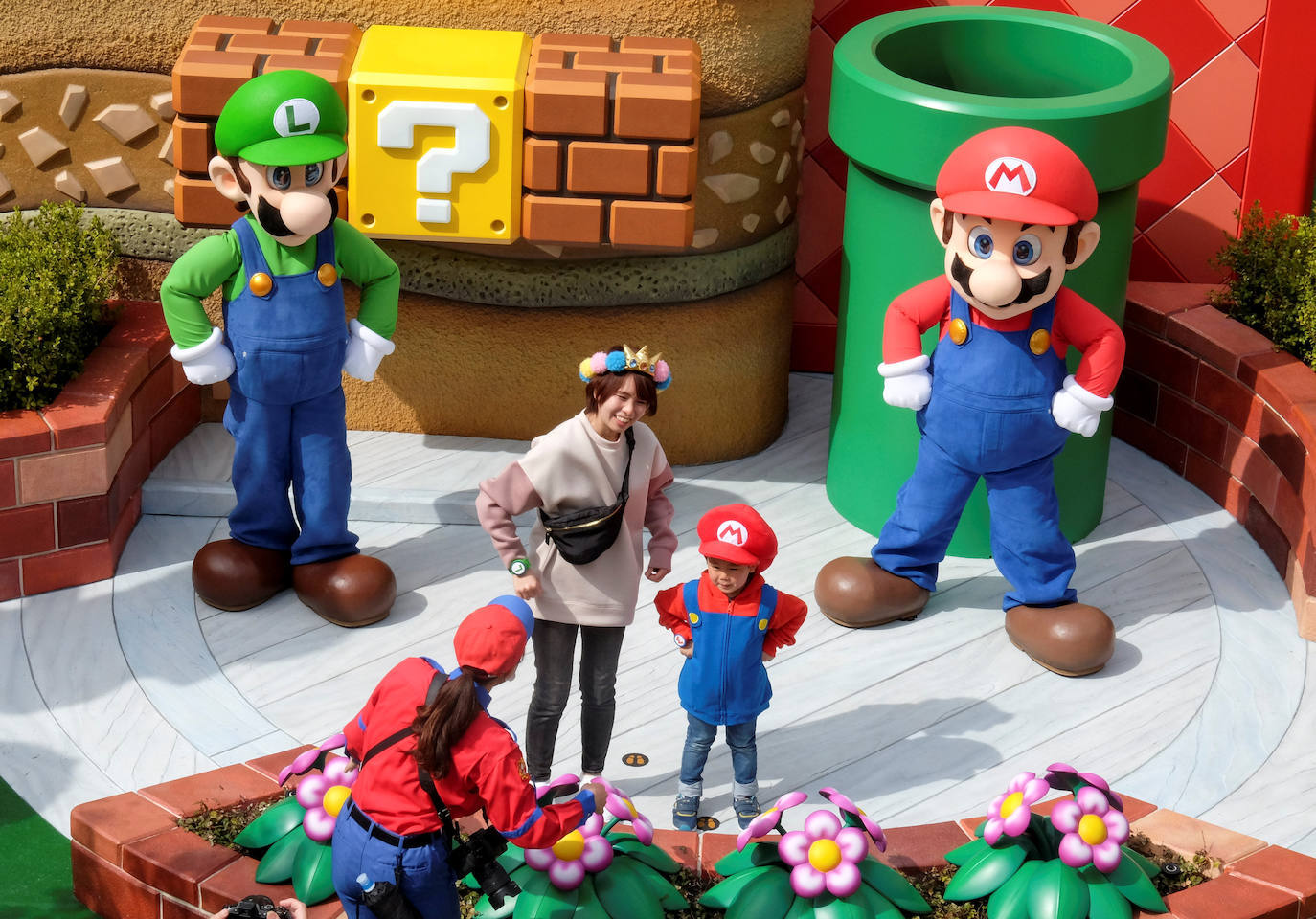 El mundo de Super Mario se vuelve realidad con el nuevo parque de atracciones Super Nintendo World, que abrió sus puertas el pasado 18 de marzo en Osaka (Japón). Con sus decorados en atracciones, edificios y actividades, el parque temático de Nintendo permite a sus visitantes trasladarse por completo dentro del popular videojuego. 