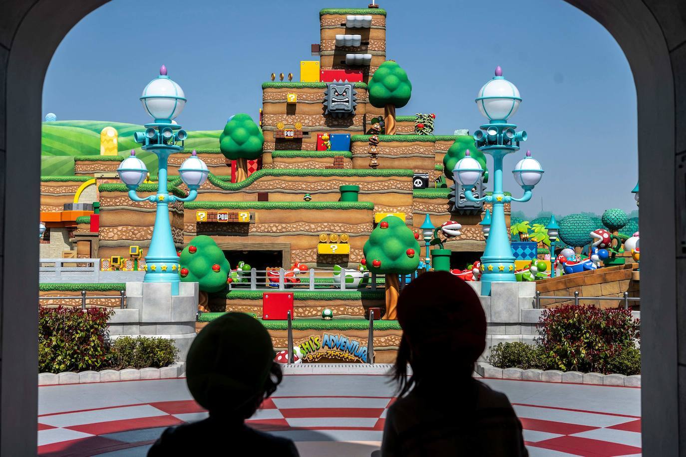 El mundo de Super Mario se vuelve realidad con el nuevo parque de atracciones Super Nintendo World, que abrió sus puertas el pasado 18 de marzo en Osaka (Japón). Con sus decorados en atracciones, edificios y actividades, el parque temático de Nintendo permite a sus visitantes trasladarse por completo dentro del popular videojuego. 