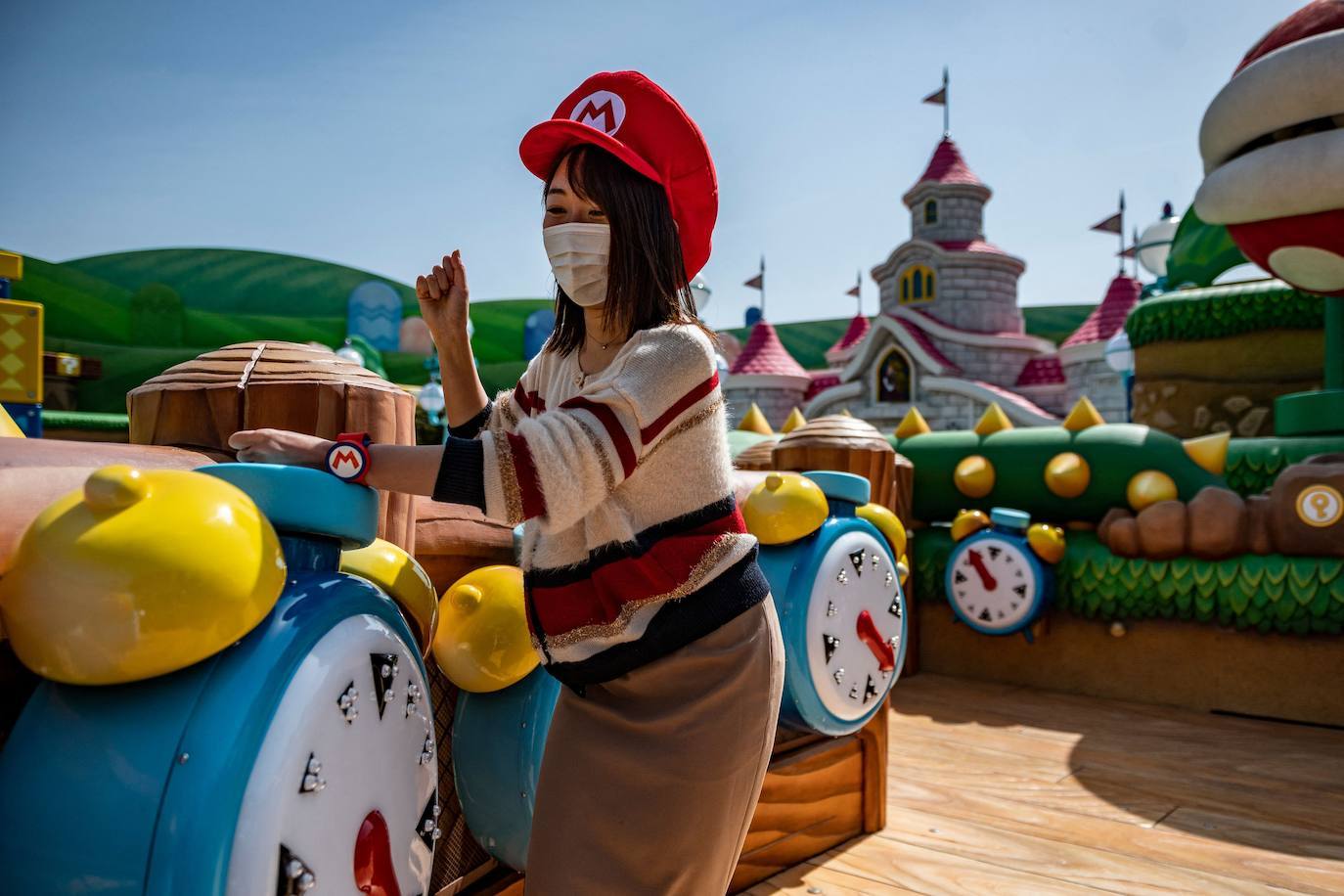 El mundo de Super Mario se vuelve realidad con el nuevo parque de atracciones Super Nintendo World, que abrió sus puertas el pasado 18 de marzo en Osaka (Japón). Con sus decorados en atracciones, edificios y actividades, el parque temático de Nintendo permite a sus visitantes trasladarse por completo dentro del popular videojuego. 