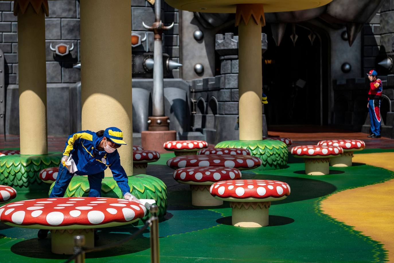 El mundo de Super Mario se vuelve realidad con el nuevo parque de atracciones Super Nintendo World, que abrió sus puertas el pasado 18 de marzo en Osaka (Japón). Con sus decorados en atracciones, edificios y actividades, el parque temático de Nintendo permite a sus visitantes trasladarse por completo dentro del popular videojuego. 