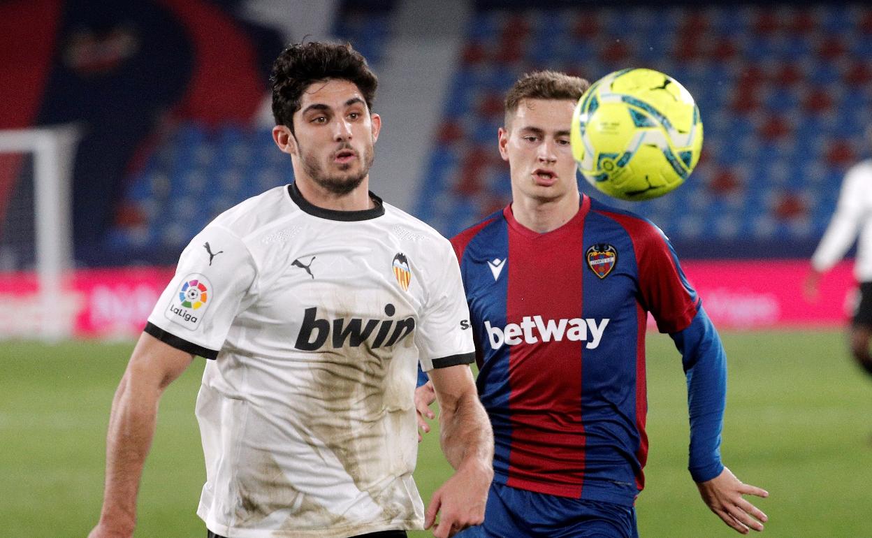 Guedes tratar de controlar el balón en el partido contra el Levante. 