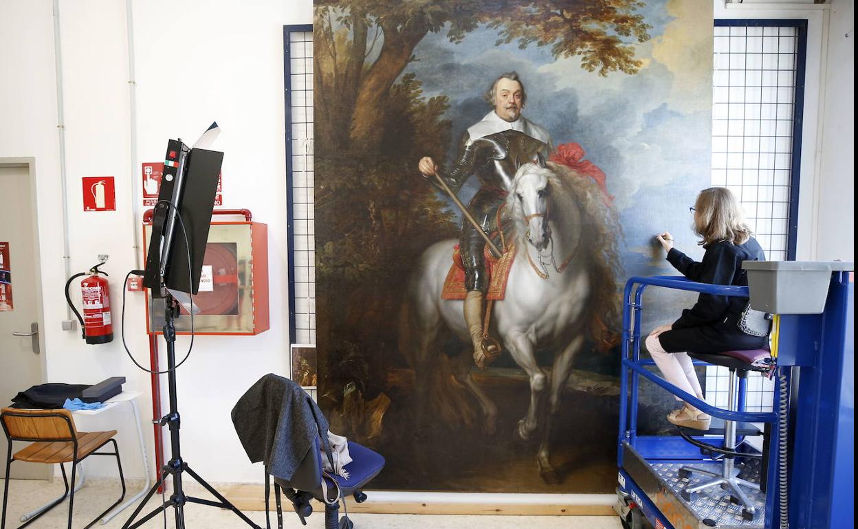 Una restauradora durante la intervención en la obra de Van Dyck del Museo de Bellas Artes. 