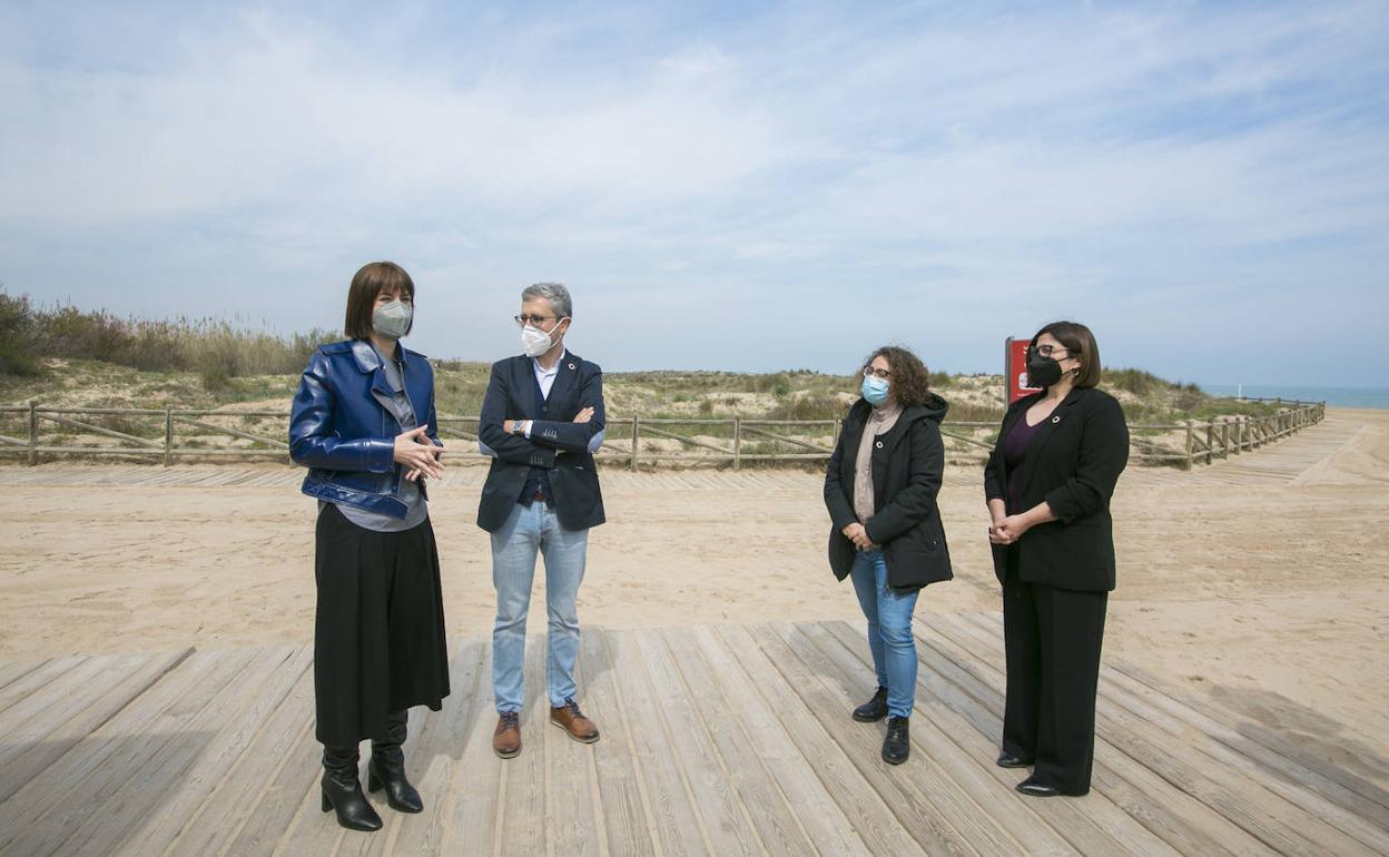 Diana Morant, Arcadi España, Alicia Izquierdo e Inma Orozco en la playa de l'Auir. 