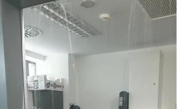 Un reventón origina una cascada de aguas fecales en una sala de La Fe