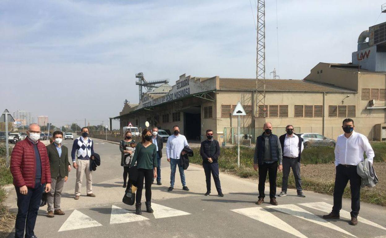 Los alcaldes de Alfafar y Massanassa, con los ediles de Sedaví, y los representantes del PP, en la cooperativa de Massanassa. 