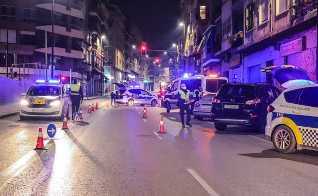 Controles de la Policía Local para velar por le cumplimiento del toque de queda en Alicante. 