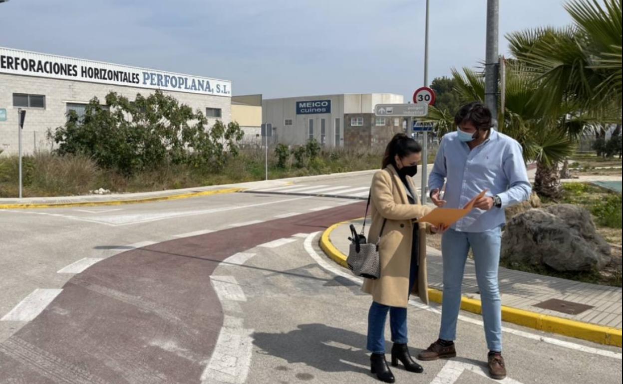 El alcalde de Beniflà, Borja Gironés, con la responsable del proyecto del polígono. 