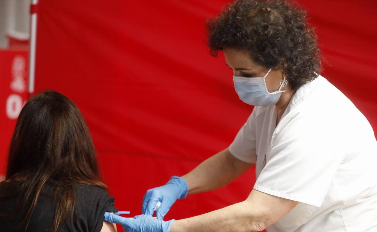 Una docente recibe la dosis de la vacuna contra el coronavirus, este viernes en Paterna.