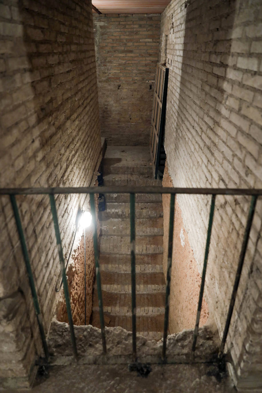 Un refugio de la Guerra Civil se ubica bajo el futuro centro de arte y se acondicionará para su visita. Con más de 300 metros cuadrados y unos doce metros de profundidad, el escultor ha realizado obras en el enclave para conservarlo.