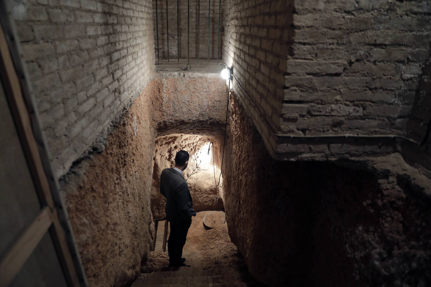 Un refugio de la Guerra Civil se ubica bajo el futuro centro de arte y se acondicionará para su visita. Con más de 300 metros cuadrados y unos doce metros de profundidad, el escultor ha realizado obras en el enclave para conservarlo.