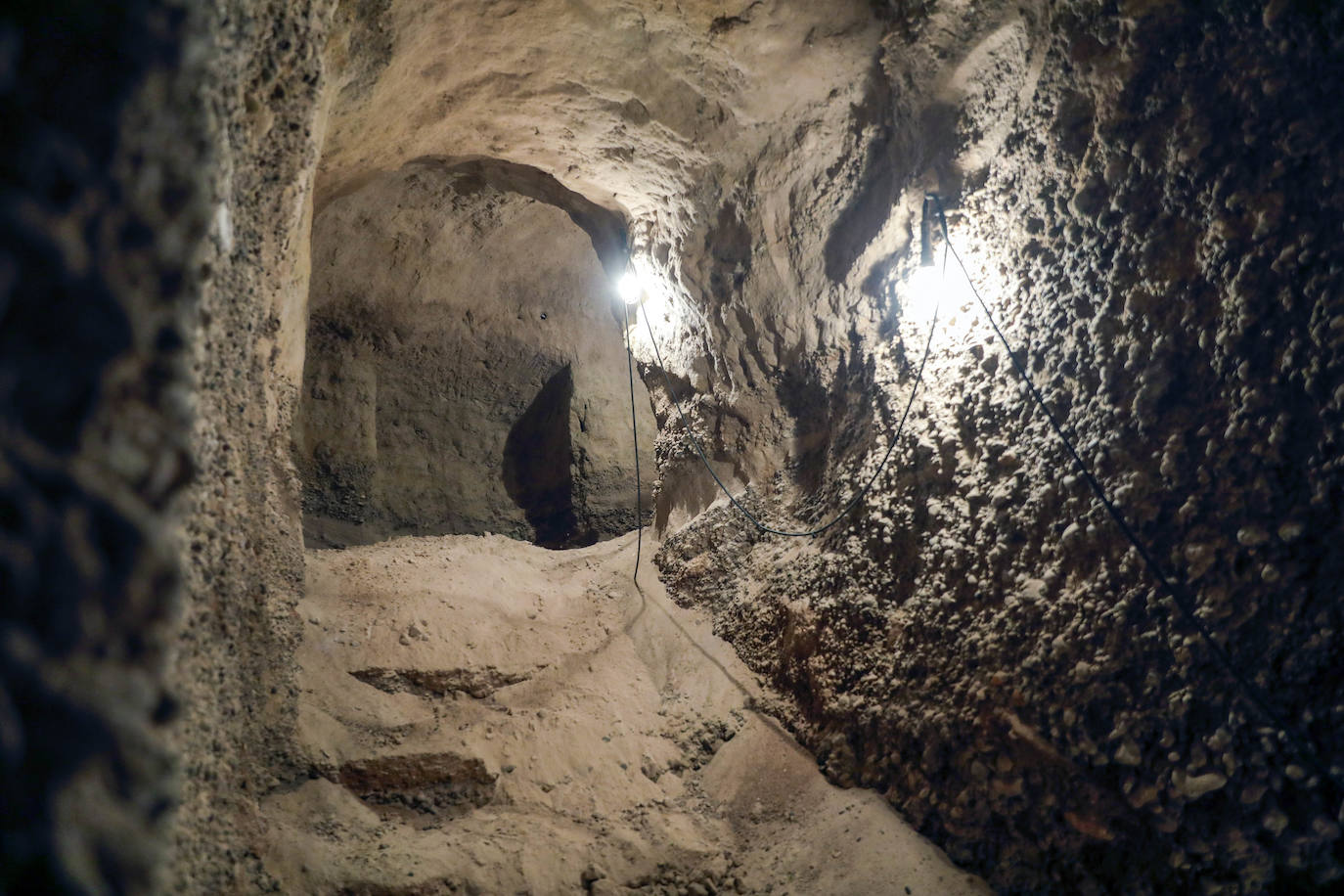 Un refugio de la Guerra Civil se ubica bajo el futuro centro de arte y se acondicionará para su visita. Con más de 300 metros cuadrados y unos doce metros de profundidad, el escultor ha realizado obras en el enclave para conservarlo.