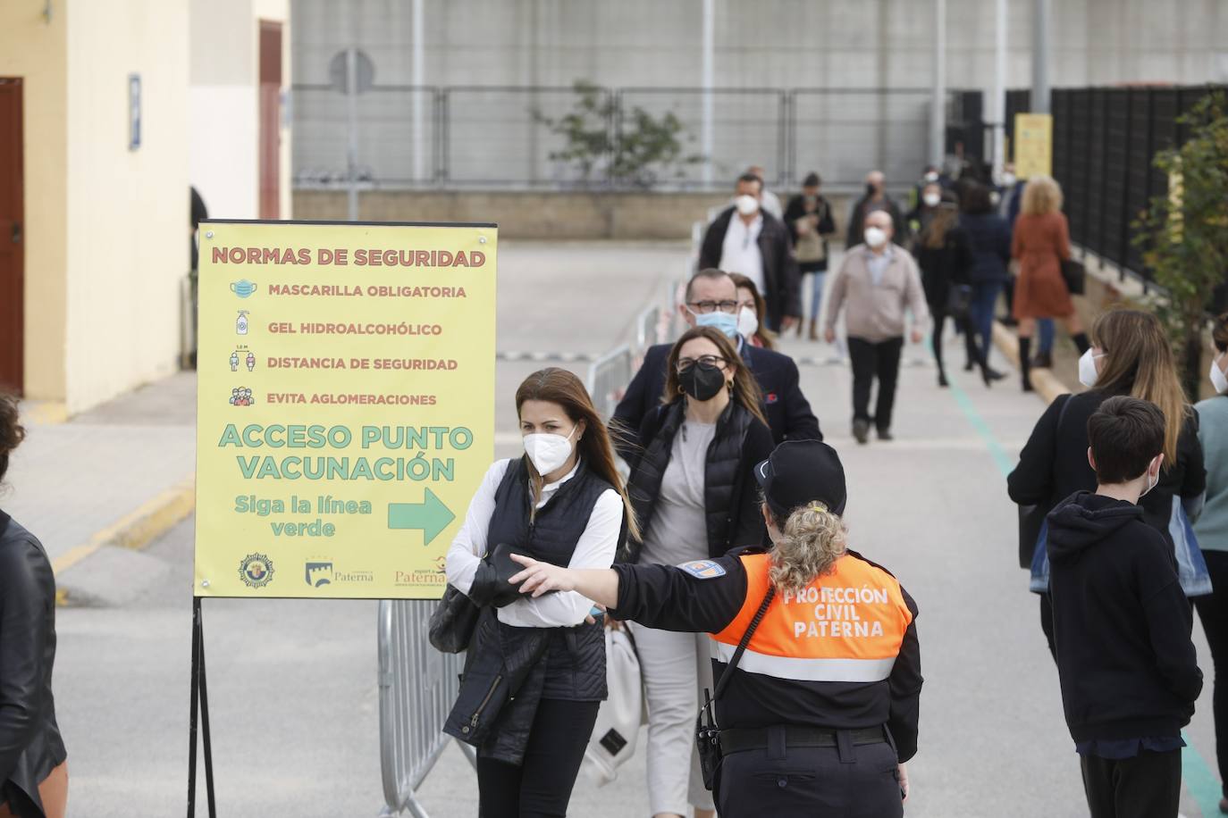 Los profesionales del sector educativo reciben las dosis de AstraZeneca después de su paralización por las dudas sobre su seguridad. El proceso seguirá durante los próximos 27 y 31 de marzo y 1 de abril, cuando se espera haber completado la vacunación de este grupo. En imagen, la jornada de este viernes en el punto de vacunación de Paterna. 