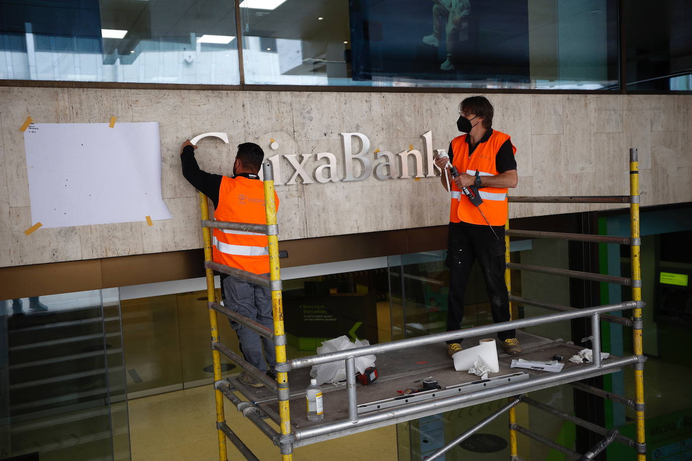 Valencia, Madrid y Logroño dicen adiós al antiguo banco y lucen ya la nueva marca tras la fusión con Caixabank.