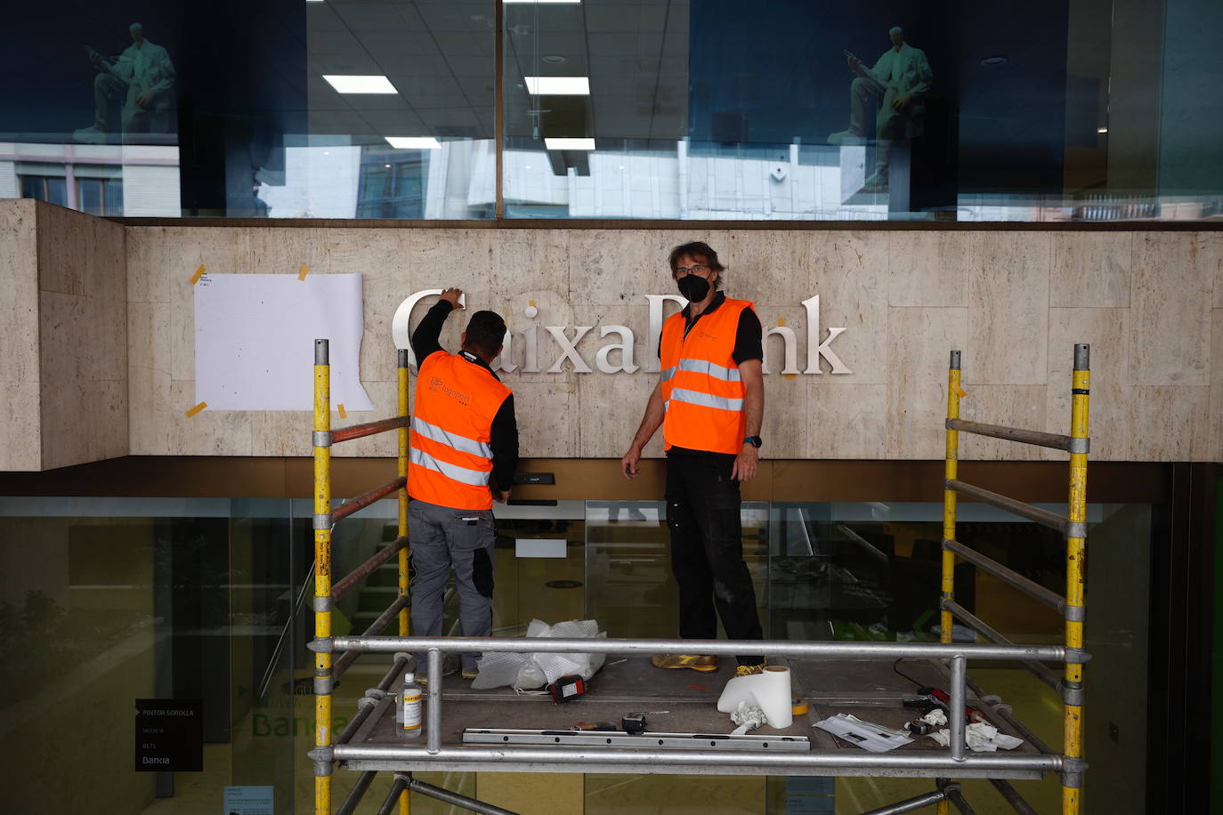 Valencia, Madrid y Logroño dicen adiós al antiguo banco y lucen ya la nueva marca tras la fusión con Caixabank.