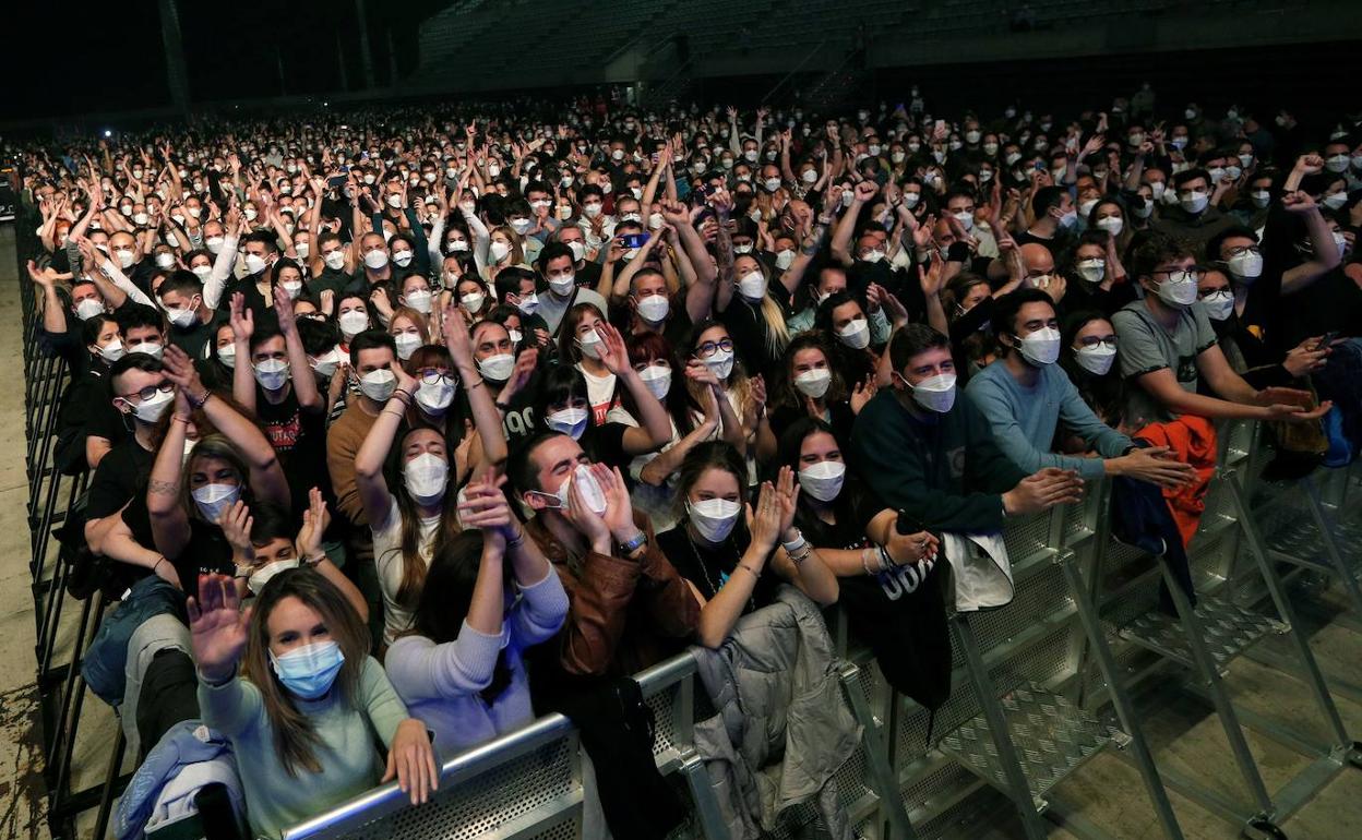 El público, sin distancia pero con mascarilla, disfrutó ayer del concierto del grupo catalán. 