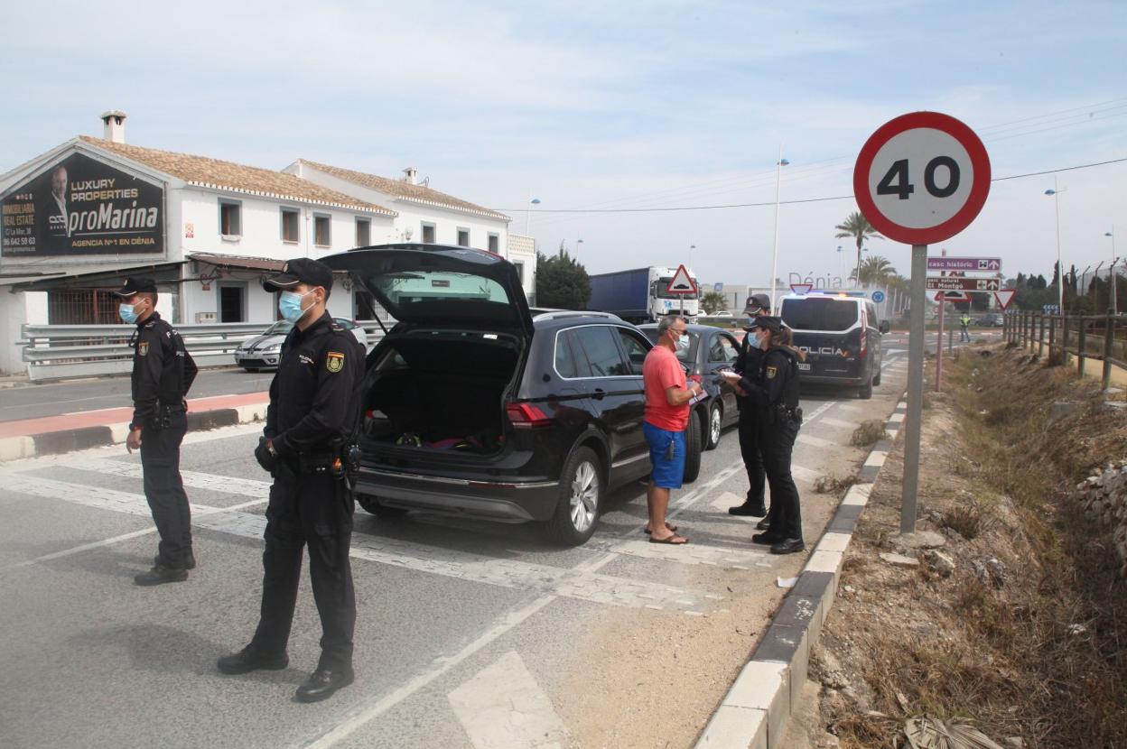 t Vigilancia. En Dénia la policía controla los accesos para evitar que lleguen turistas incumpliendo el cierre perimetral. tino calvo