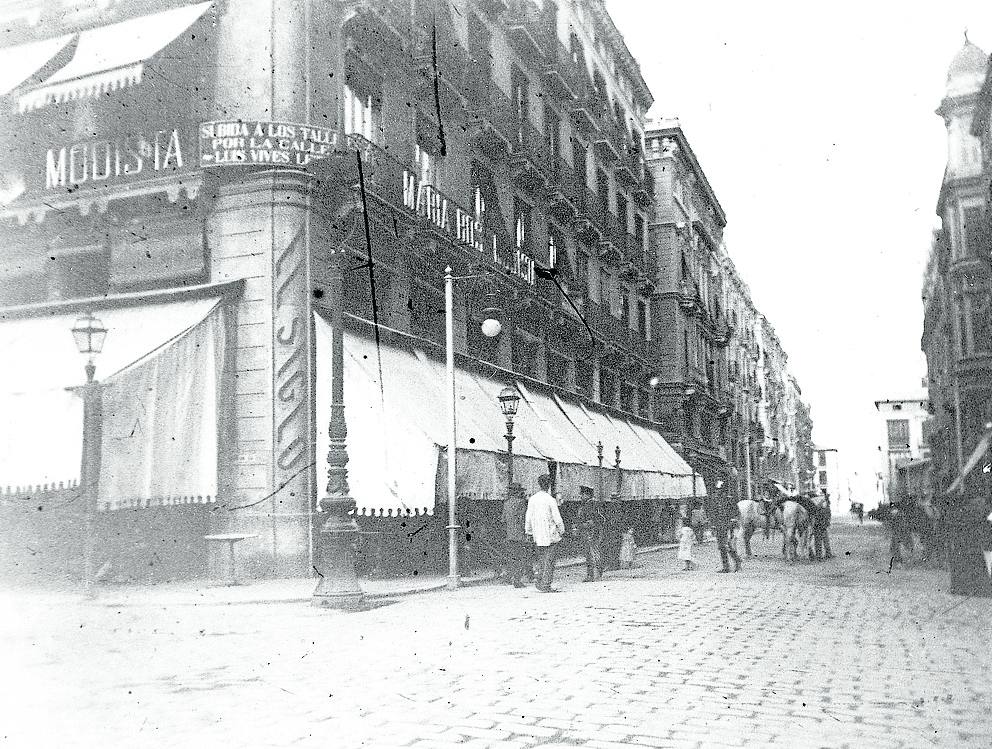 El Siglo. Café en la esquina de la calle de La Paz con la plaza de la Reina. 