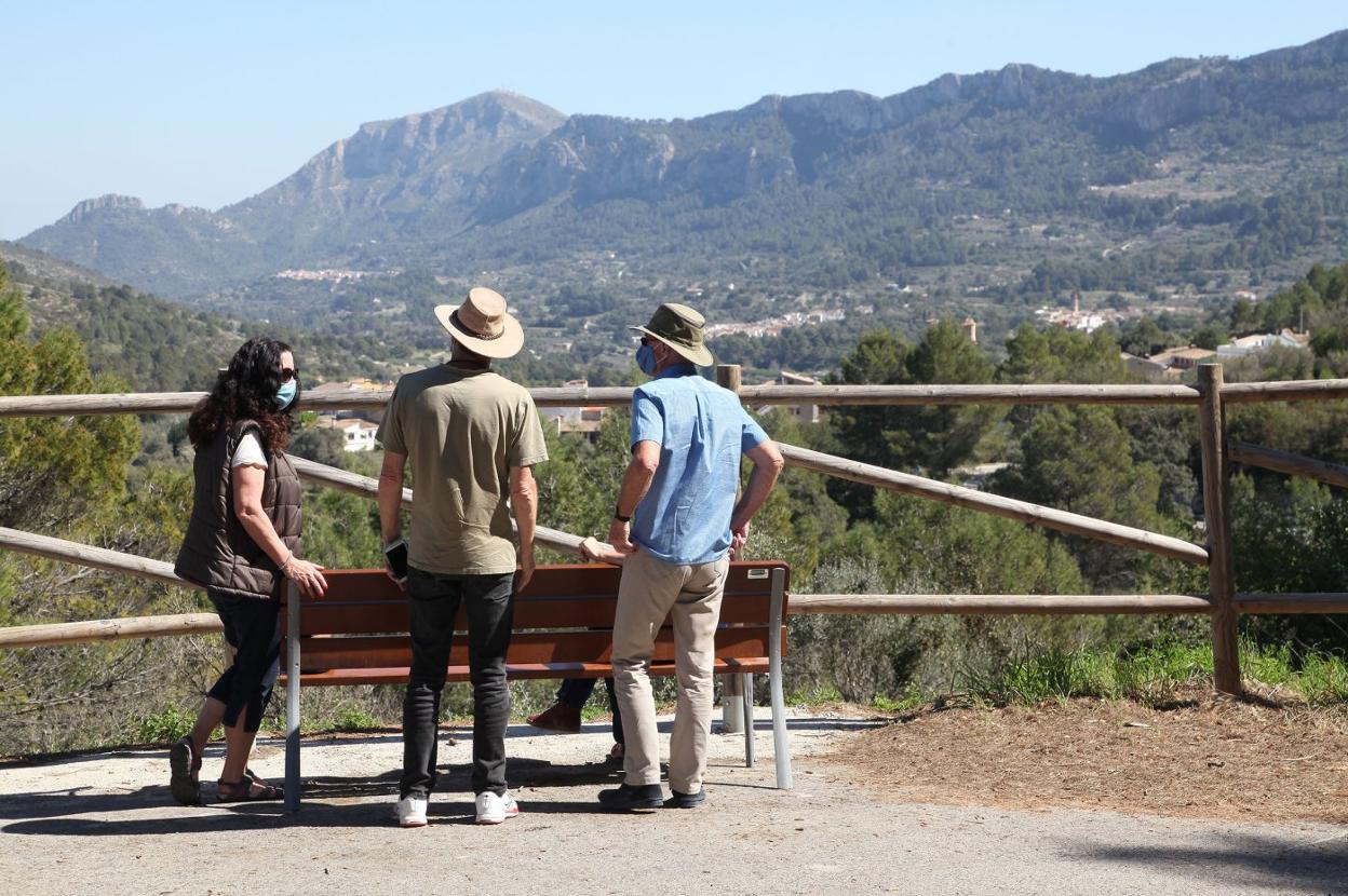 Vall de la Gallinera.
Turistas en un mirador
del conocido valle
por su belleza. tino calvo
