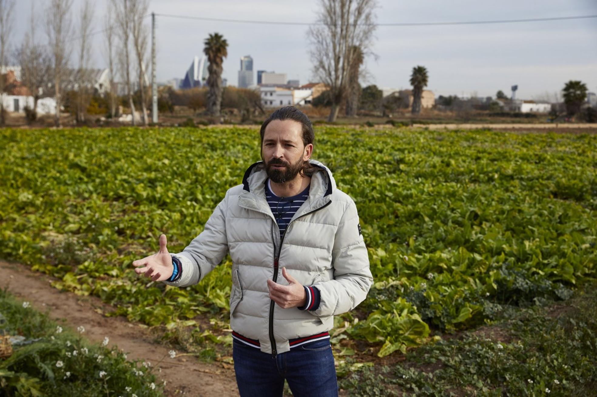  El agricultor Héctor Molina, en los
terrenos de la escuela. iván arlandis