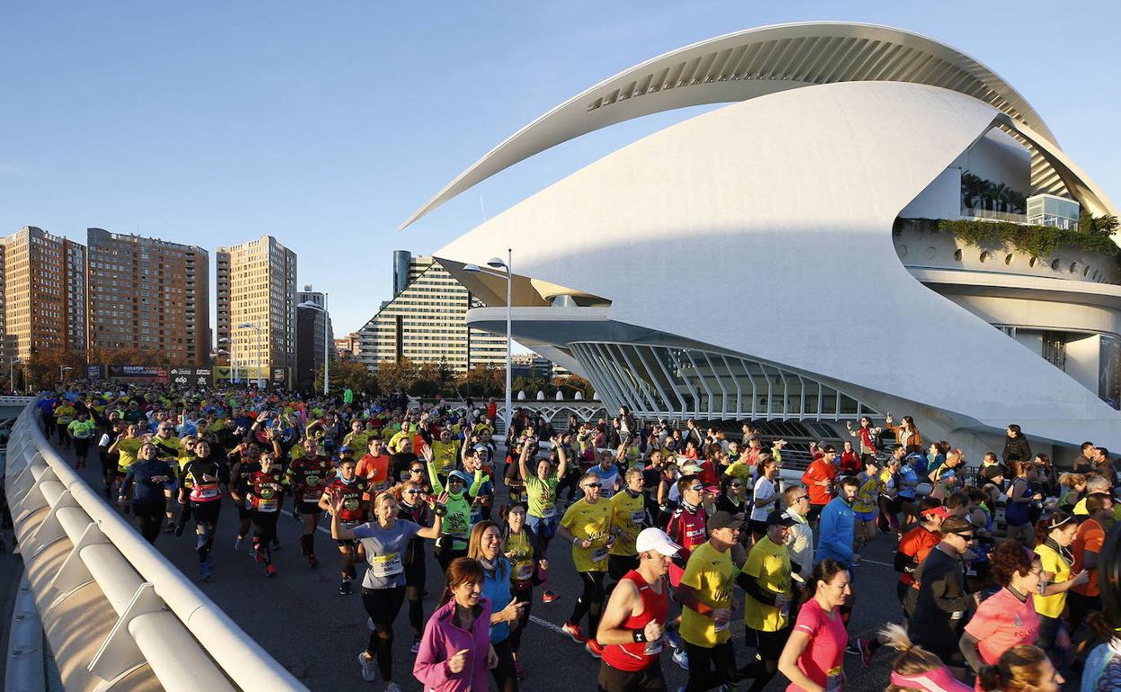 Miles de participantes, a la salida del maratón en el puente de Monteolivete en 2019. 