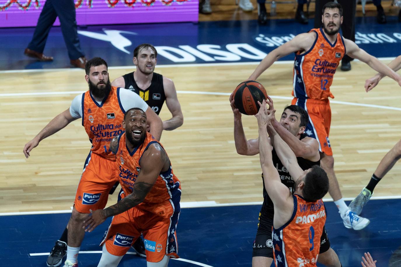 Fotos: Las mejores imágenes del Iberostar Tenerife-Valencia Basket