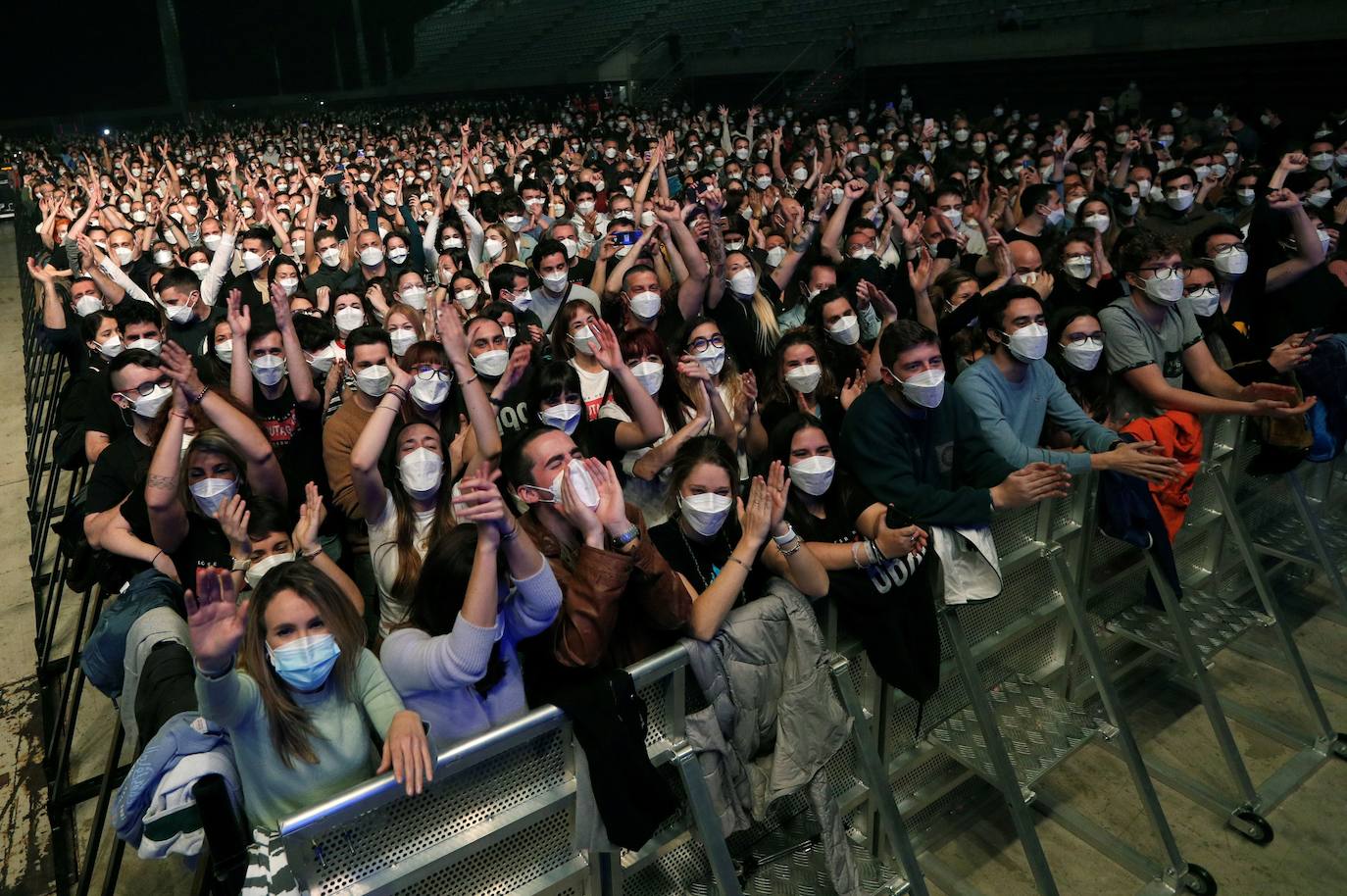 Las 5.000 personas que han asistido este sábado al concierto de la banda Love of Lesbian en el Palau Sant Jordi de Barcelona se realizaron a lo largo de la mañana un test de antígenos rápido (TAR) para poder acceder al recinto. Así ha sido el primer concierto multitudinario de la pandemia en España.