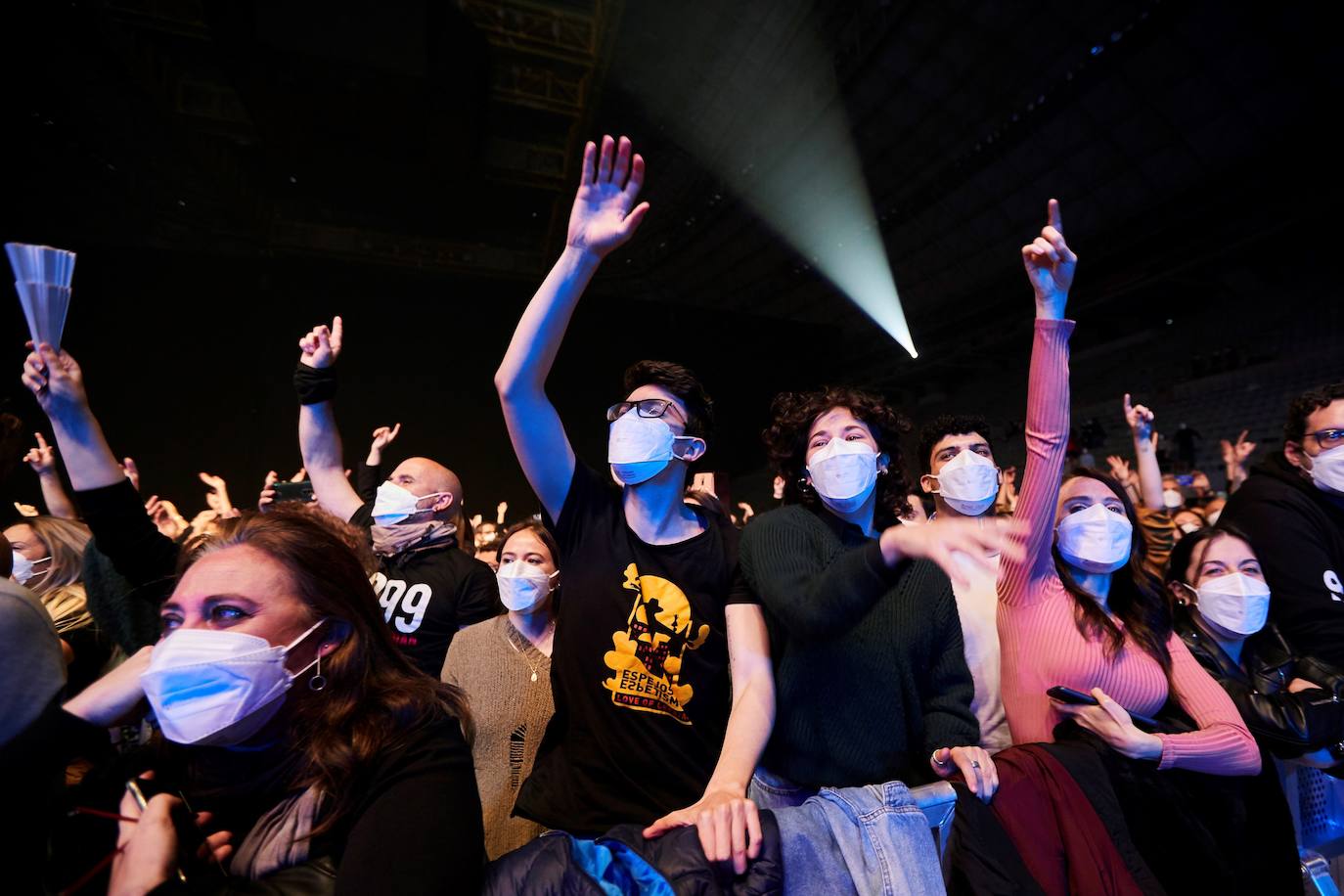 Las 5.000 personas que han asistido este sábado al concierto de la banda Love of Lesbian en el Palau Sant Jordi de Barcelona se realizaron a lo largo de la mañana un test de antígenos rápido (TAR) para poder acceder al recinto. Así ha sido el primer concierto multitudinario de la pandemia en España.