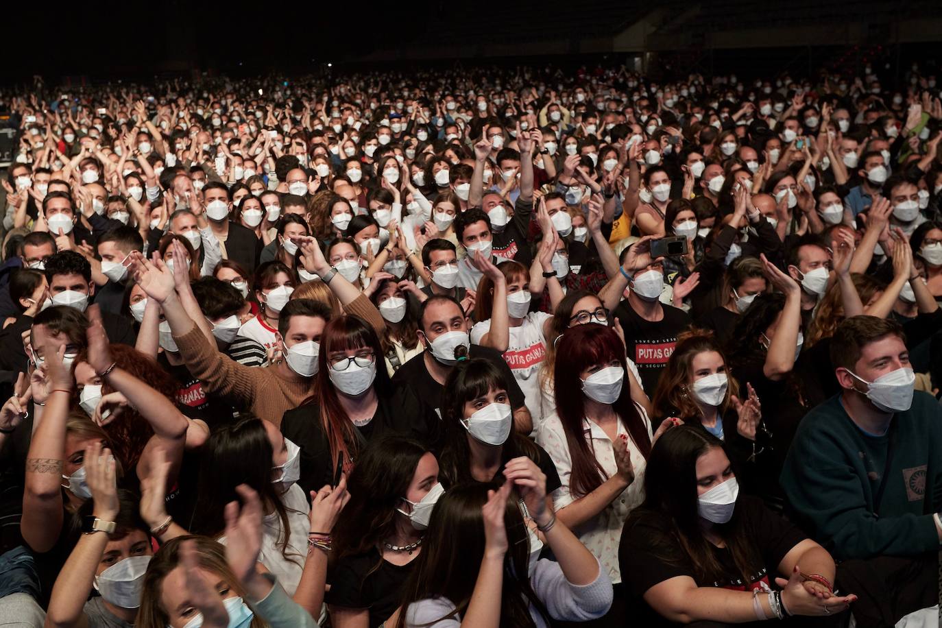 Las 5.000 personas que han asistido este sábado al concierto de la banda Love of Lesbian en el Palau Sant Jordi de Barcelona se realizaron a lo largo de la mañana un test de antígenos rápido (TAR) para poder acceder al recinto. Así ha sido el primer concierto multitudinario de la pandemia en España.