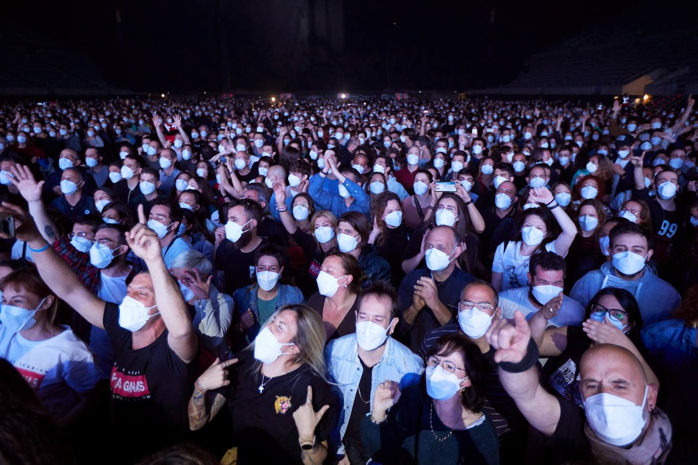 Las 5.000 personas que han asistido este sábado al concierto de la banda Love of Lesbian en el Palau Sant Jordi de Barcelona se realizaron a lo largo de la mañana un test de antígenos rápido (TAR) para poder acceder al recinto. Así ha sido el primer concierto multitudinario de la pandemia en España.