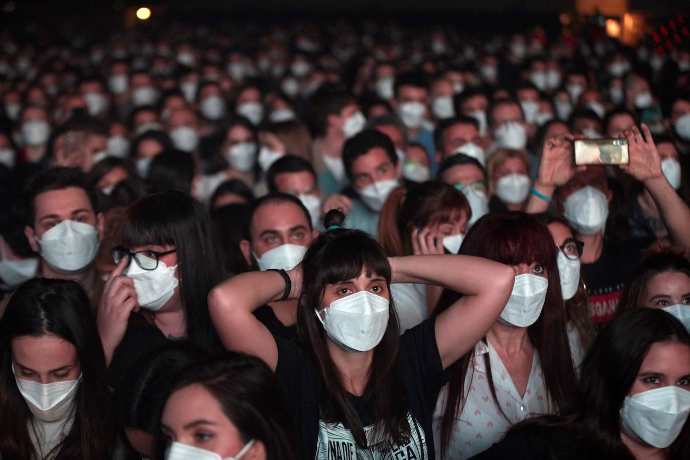 Las 5.000 personas que han asistido este sábado al concierto de la banda Love of Lesbian en el Palau Sant Jordi de Barcelona se realizaron a lo largo de la mañana un test de antígenos rápido (TAR) para poder acceder al recinto. Así ha sido el primer concierto multitudinario de la pandemia en España.