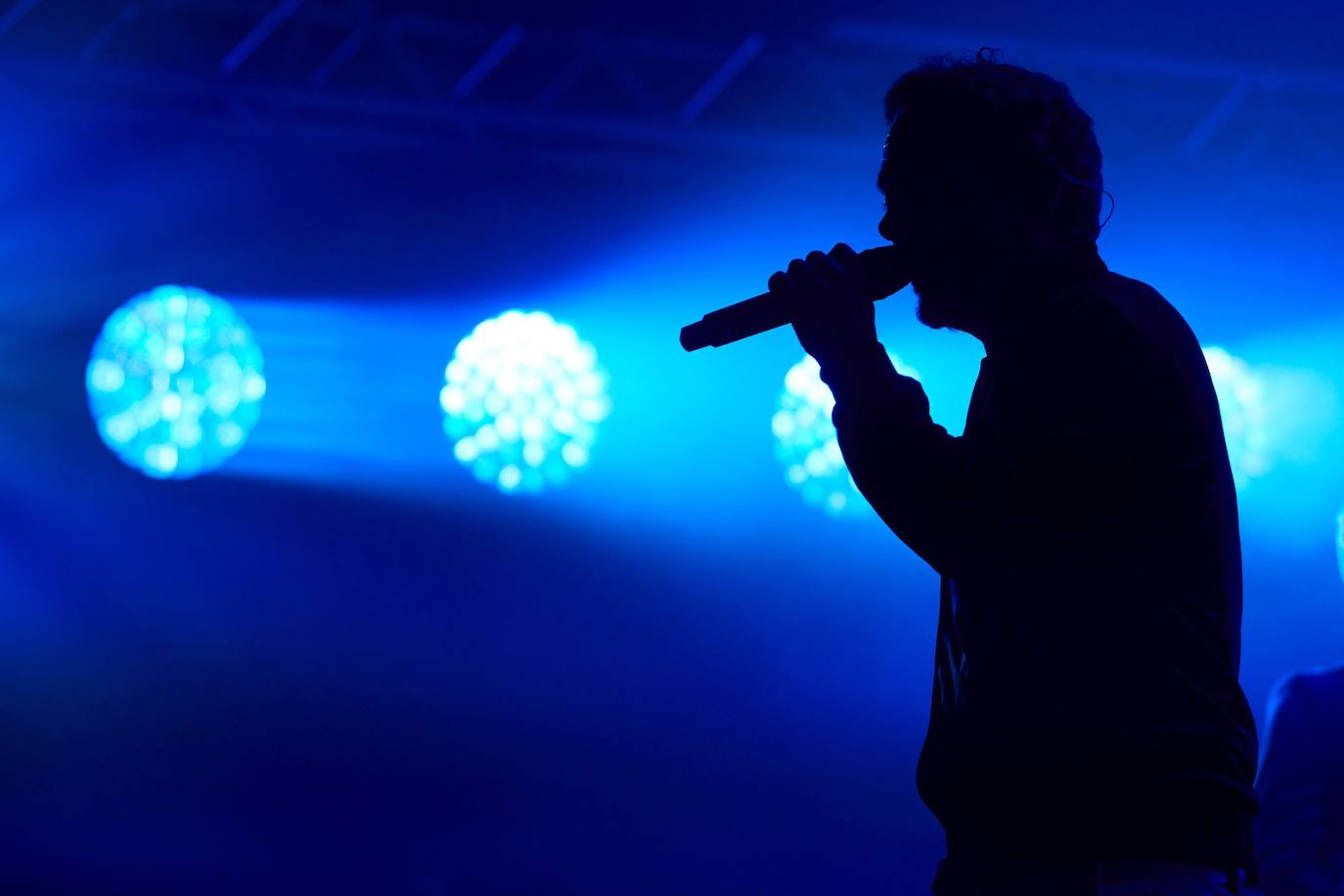 Las 5.000 personas que han asistido este sábado al concierto de la banda Love of Lesbian en el Palau Sant Jordi de Barcelona se realizaron a lo largo de la mañana un test de antígenos rápido (TAR) para poder acceder al recinto. Así ha sido el primer concierto multitudinario de la pandemia en España.