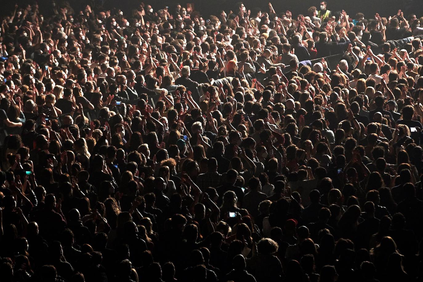 Las 5.000 personas que han asistido este sábado al concierto de la banda Love of Lesbian en el Palau Sant Jordi de Barcelona se realizaron a lo largo de la mañana un test de antígenos rápido (TAR) para poder acceder al recinto. Así ha sido el primer concierto multitudinario de la pandemia en España.