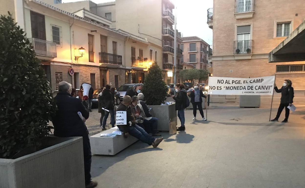 La concentración a las puertas del ayuntamiento. 