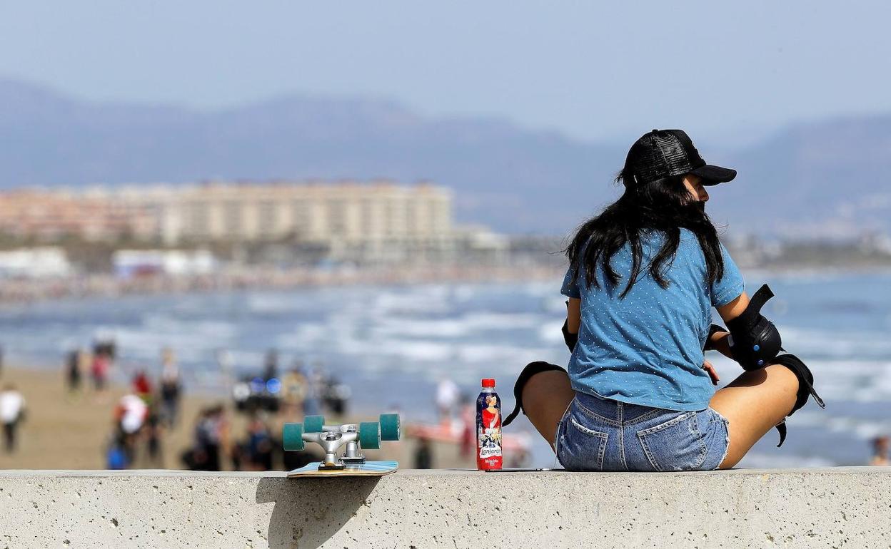 Una joven, en la playa en Valencia