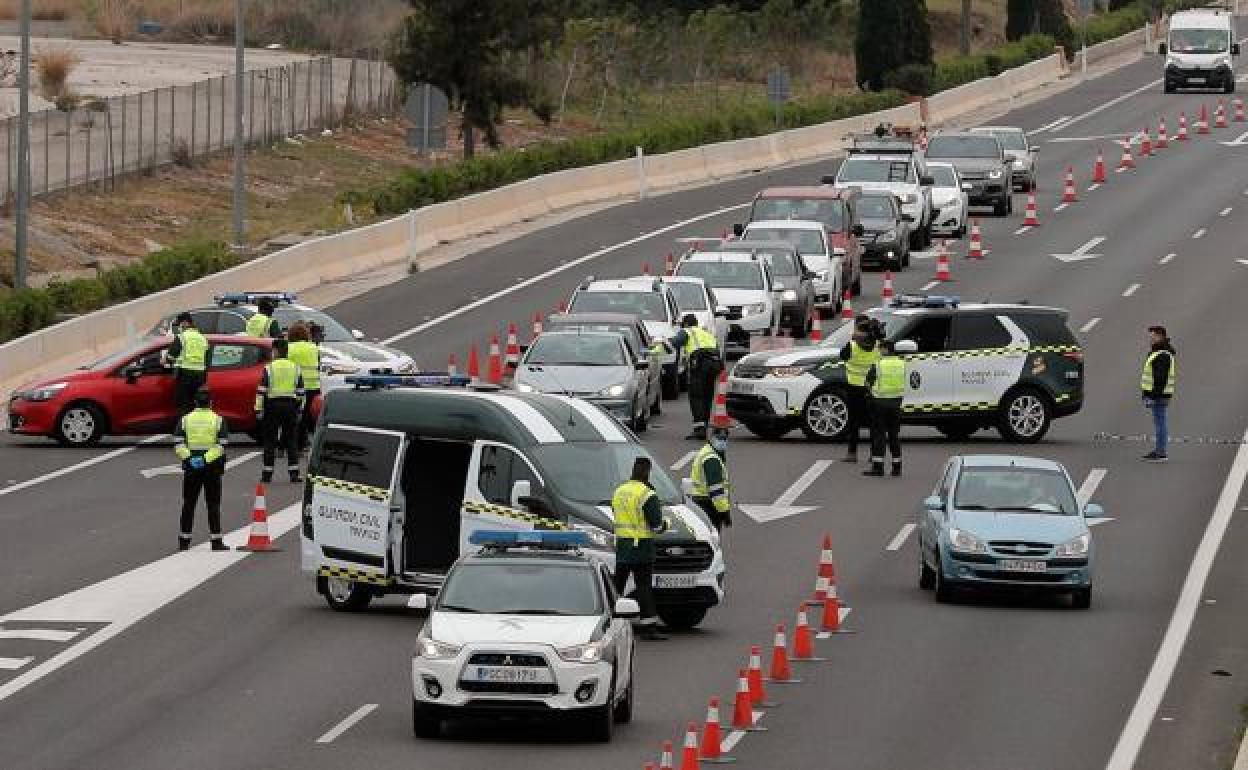 Control en una de las salidas de Valencia, el pasado diciembre.