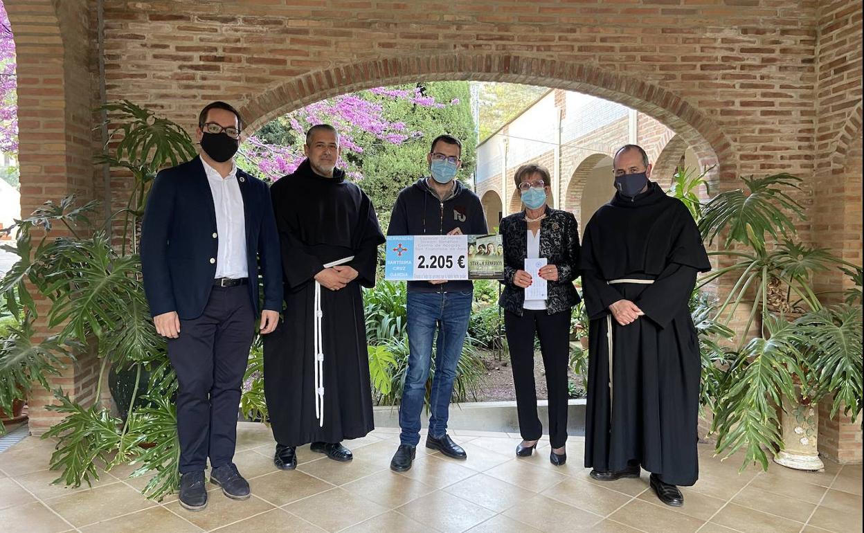 La Santísima Cruz de Gandia dona más de 2.200 euros a los franciscanos