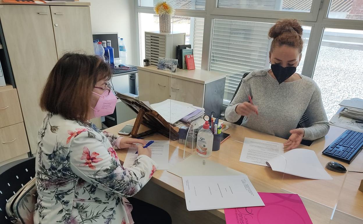 Firma del convenio con la asociación de mujeres con discapacidad. 