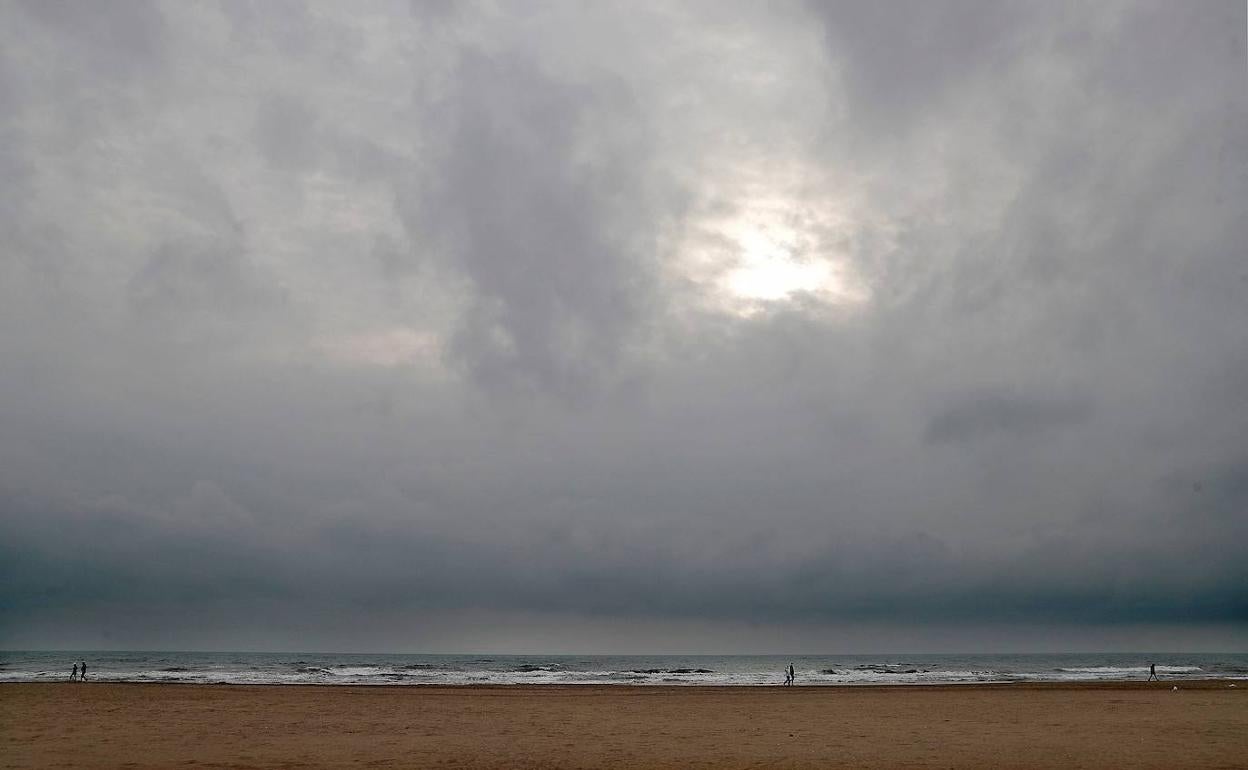 Cielo nuboso en la playa de la Malvarrosa en Valencia.