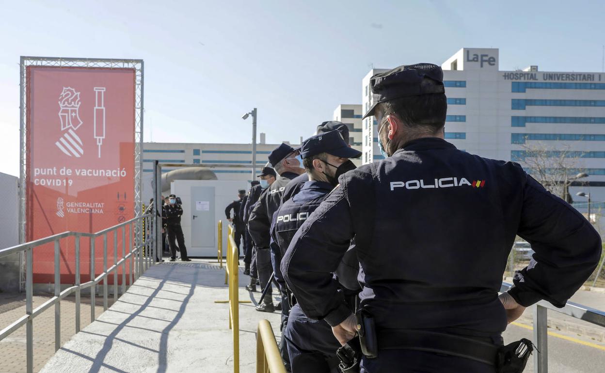 Vacunación de agentes de la Policía Nacional en La Fe de Valencia. 